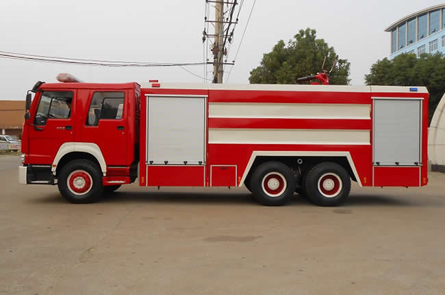 重汽8方水罐消防车的图片